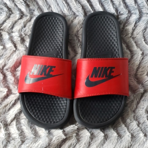 boys black nike slides